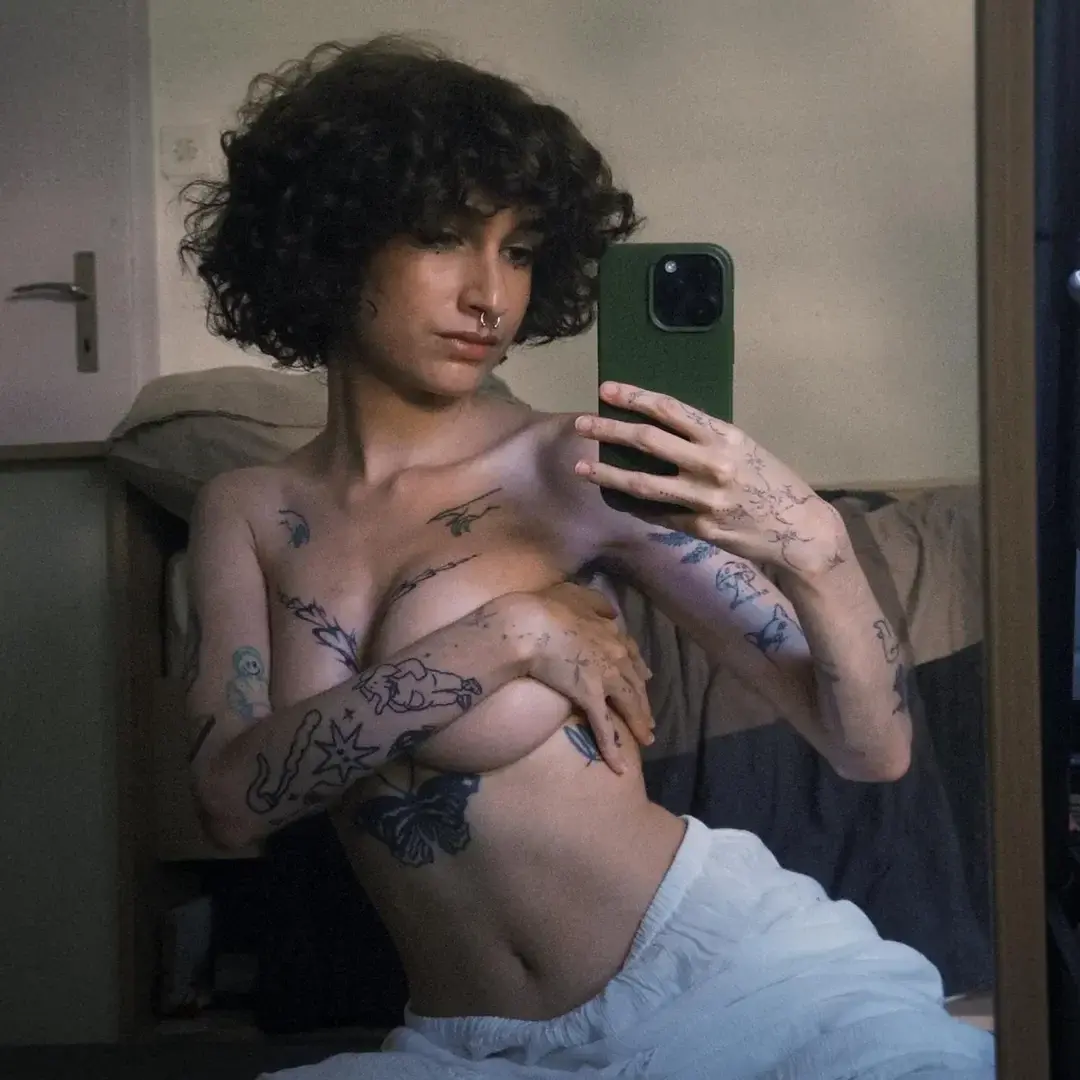Leak & nude MYM — Lalhoevera : « média » (MYM)