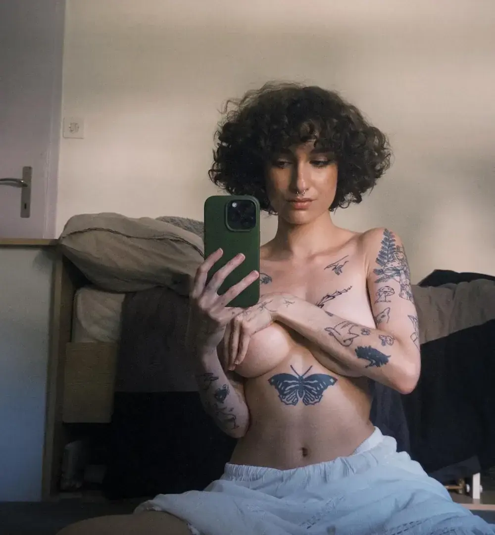 Leak & nude MYM — Lalhoevera : « média » (MYM)