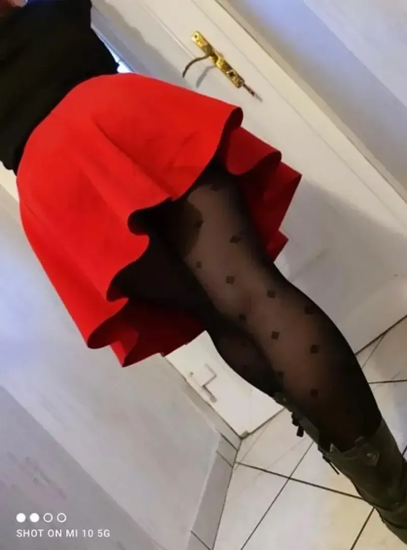 Détails 😎 #red #jupe #collants #rouge #skirt