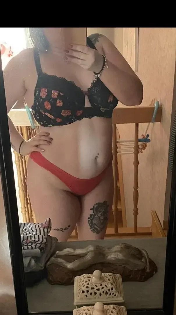 Désolée pour cette absence 🥺 Je suis de retour.Bonne soirée 🌺#chubby #ronde #sexy #sousvetements #tatouages #tattoo #sensuelle #sensual