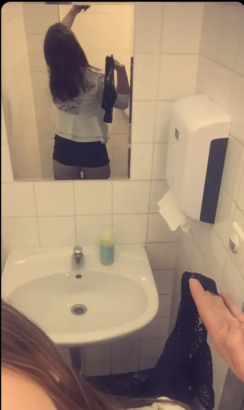 Quand ton chéri te demande d’enlever ta culotte alors que tu es dans un bar avec des amis et qu’il demande une photo comme preuve