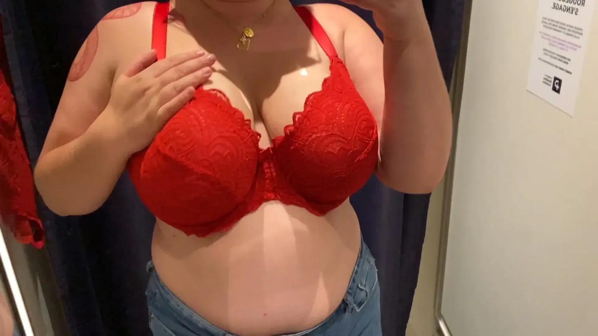 Regardez-moi cette grosse poitrine 🫠Qu’avez-vous envie de faire avec ? 👅