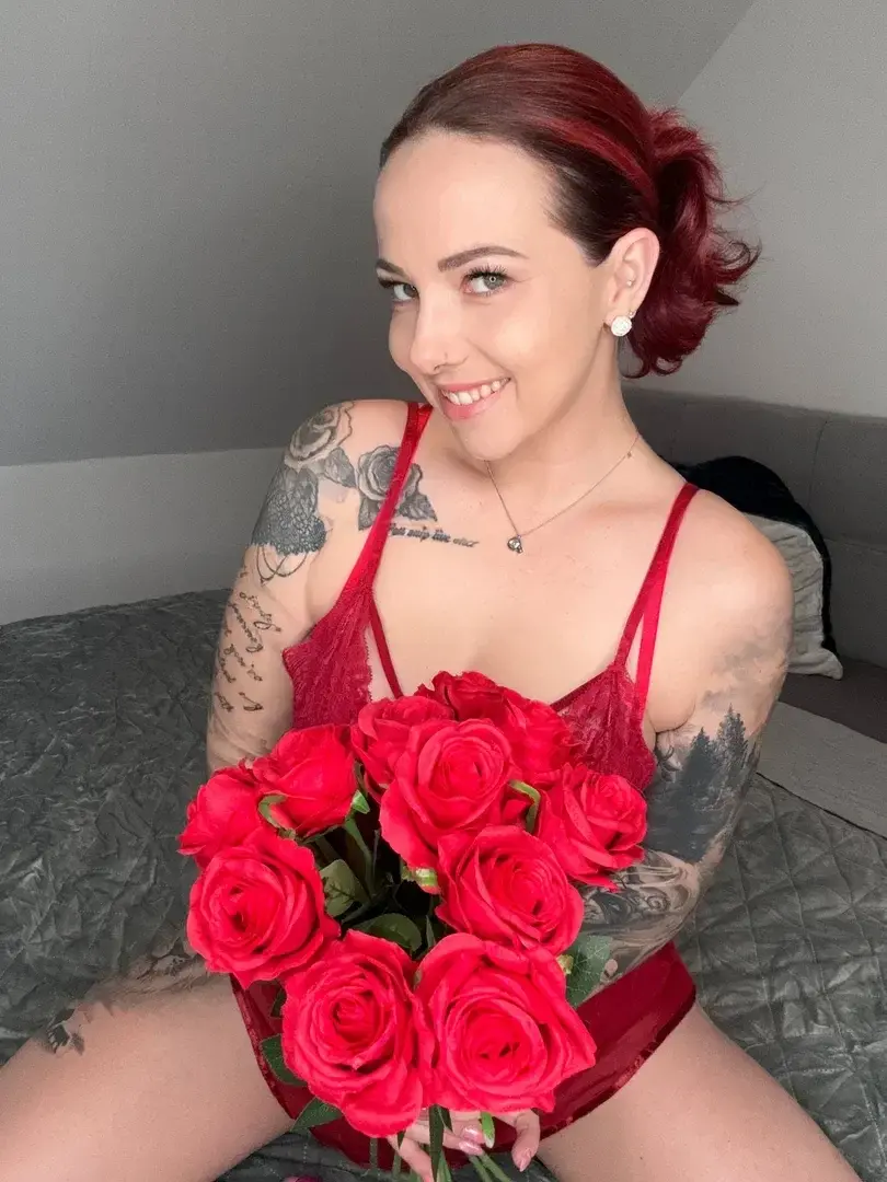 Wer mir heute noch schreibt, kriegt von mir ein richtig geiles, unanständiges Bildchen von mir zurück 😈Morgen ist Valentinstag… und dann kommen die richtig heißen, frechen Valentins-Bilder – nur für die, die jetzt schon lieb fragen 💦❤️Also los, trau dich… mein Postfach wartet.