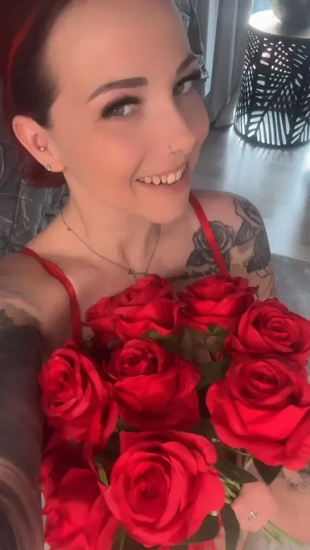 na hast du mein Valentine Video gesehen von heute morgen ?Check mal ein Posting hier weiter.Du die Rosen und ich für den Orgasmus oder?