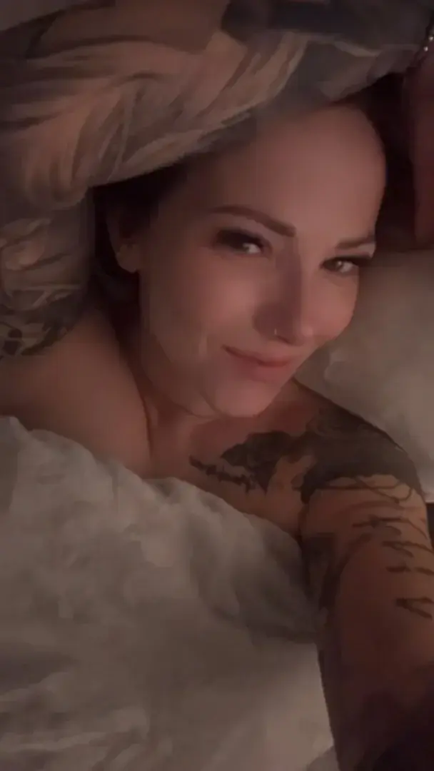 Guten Morgen! Ich liege noch im Bett! NACKT ... magst du unter meine Decke schauen ?