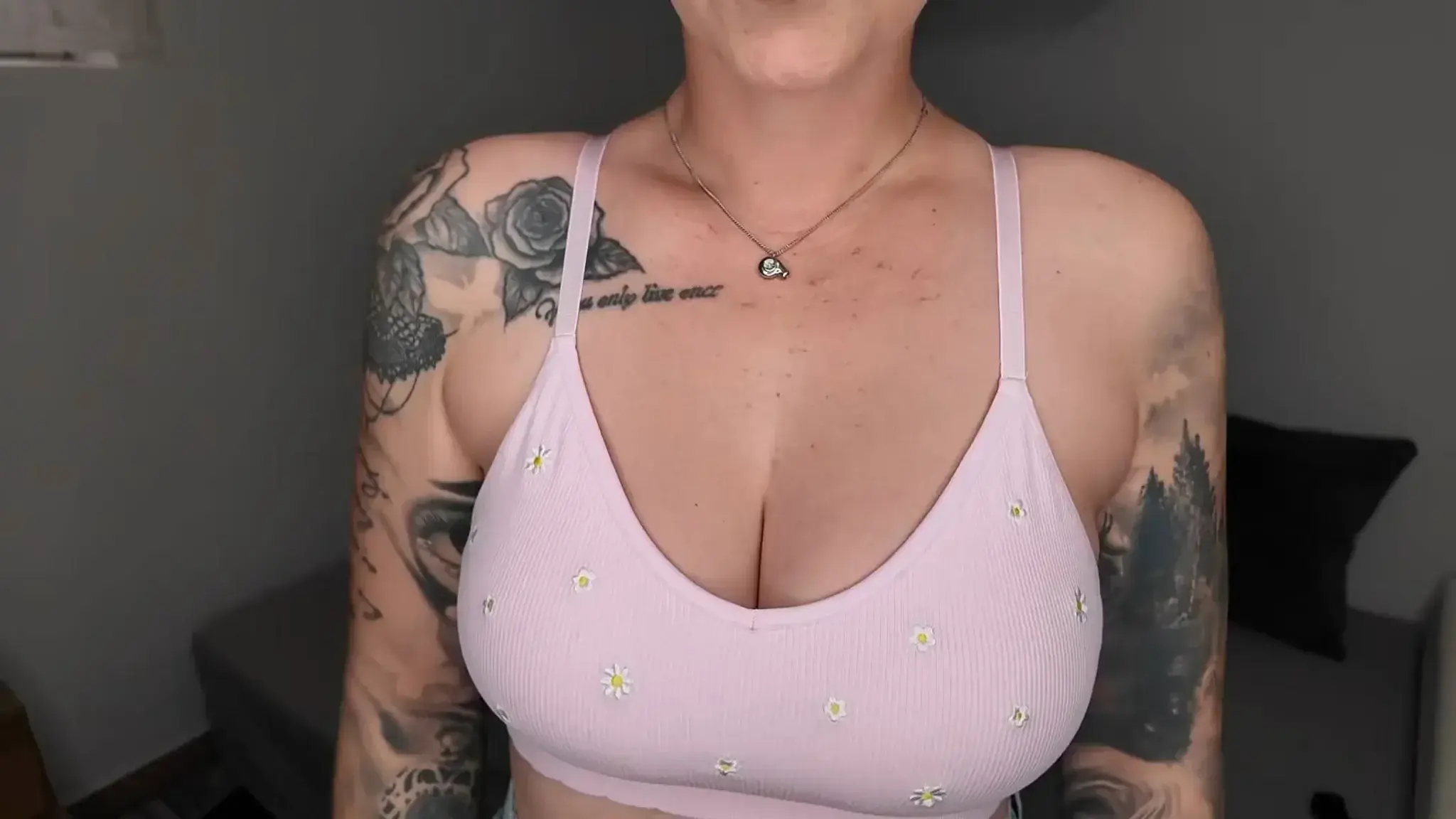 Leak & nude MYM — Ninadevil : « Mein neues Video ist online!gefällt dir mein Sommer-Outfit?Ein knapper Jeansrock, der kaum meinen Arsch bedeckt, und ein enges Top, das meine Titten richtig schön betont.Aber bevor ich gegangen bin, musste ich es mir nochmal richtig gemütlich machen… Ich hab mir den Slip ausgezogen.....Check ein Posting oder Nachricht weiter! » (MYM)