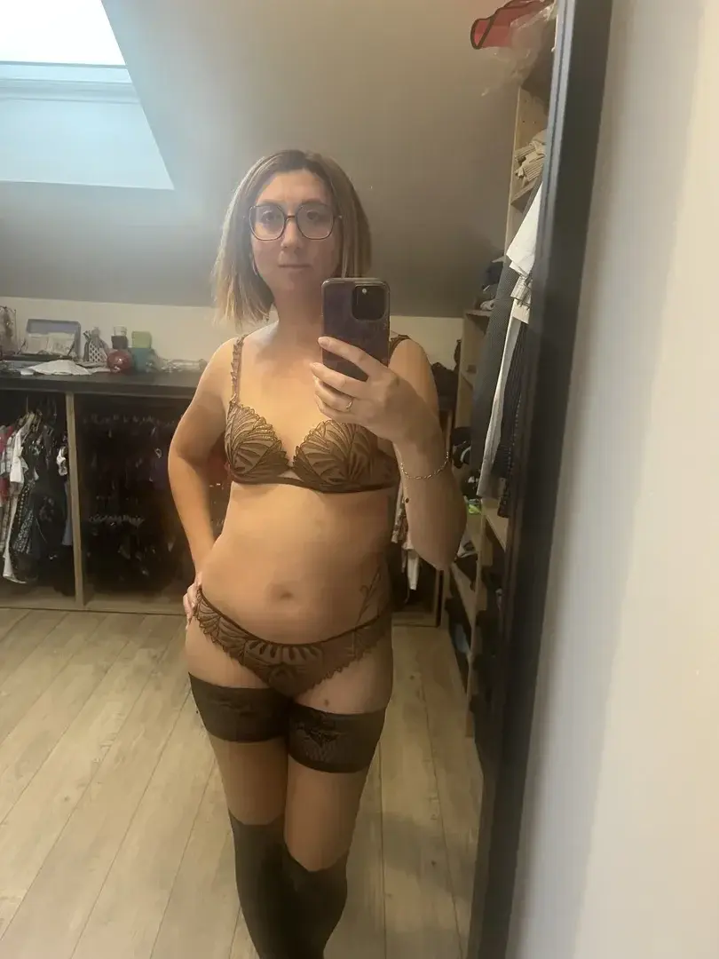 Hello à tous,Venez me retouver dans mon univers de plus en plus chaud. Vidéo solo, masturbation, orgasme, pissing, insertion insolite, ejac.Venez me demander vos vidéos 100% perso. Je suis une milf sexy et ultra coquine. Viens me parler raconte moi tes fantasmes que je pourrait peu être réaliser en vidéo pour toi.100% free pour la nouvelle année avec le code YOKONOEL100 et en complémént pour les 100 premiers avec le CODE YOKOMED26 50% sur tous mes médias?Venez découvrir mes dernieres vidéos : je suce et j'avale bien tout, Strip + Orgasme, Je joue avec mes deux petit trous jusqu'a l'orgasme, Pissing + DildoPour ceux qui aime les orgasmes a repetition, les vrai MILF sans taboo viens me rejoindreBisous