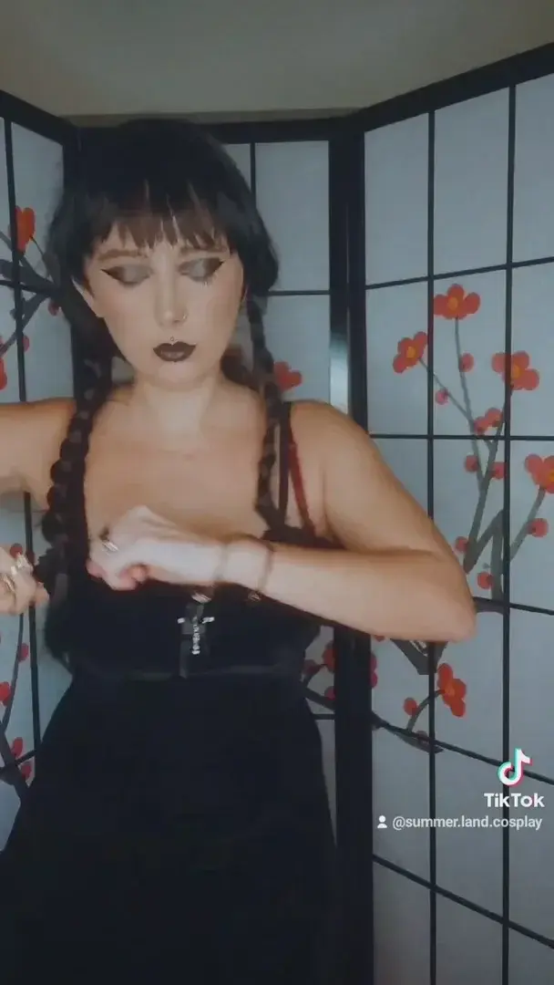 Vidéo Mercredi Addams, pour plus de contenus de Mercredi en lingerie, abonne toi ! ❤️