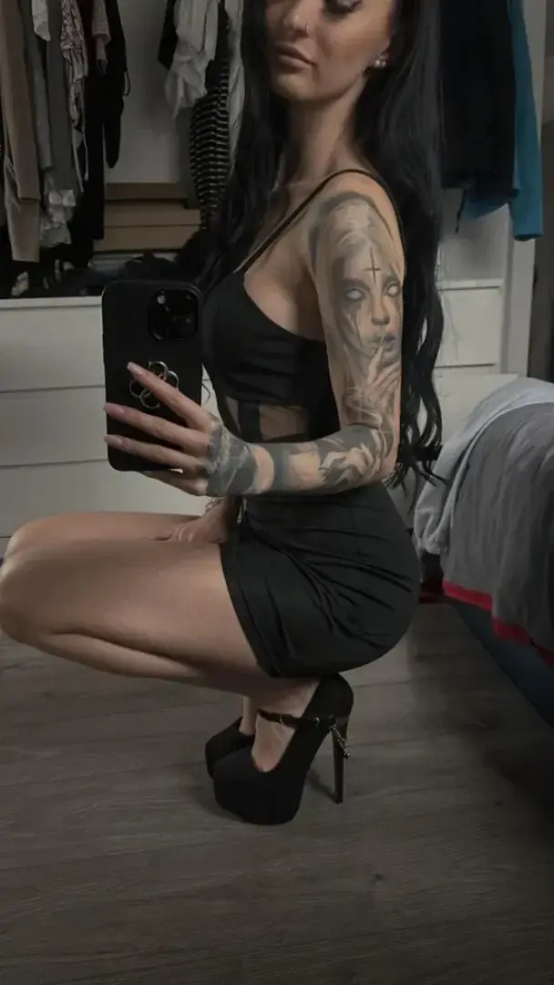 Leak & nude MYM — Shutuphooker : « my fave heels  🥰 » (MYM)