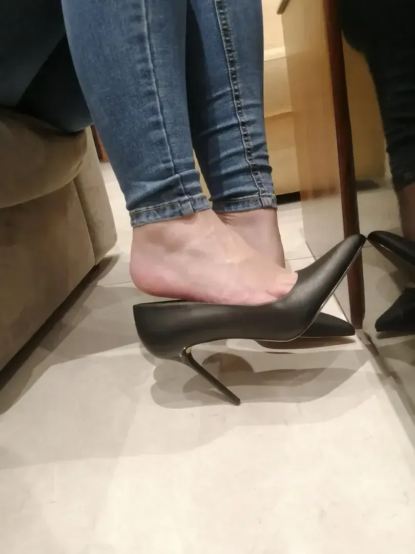 Dangle 👠#feet #foot #barefeet #barefoot #toes #toesnails #sexytoenails #sexyfeetpics #sexyfeetmodel #heels #heelsaddict #sexypumps #footjob #erotic #porn #dangle #footfetish #footworship #ilovefeet #footfetishbabies #pied #jambes #talons #escarpins #leche #domination