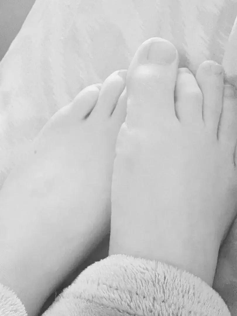 Soft & elegant feet, discreet – no face | 18+DM open for custom photos & exclusive packs 👣✨Pieds doux & élégants, discret – sans visage | 18+DM ouverts pour photos personnalisées & packs exclusifs 👣✨