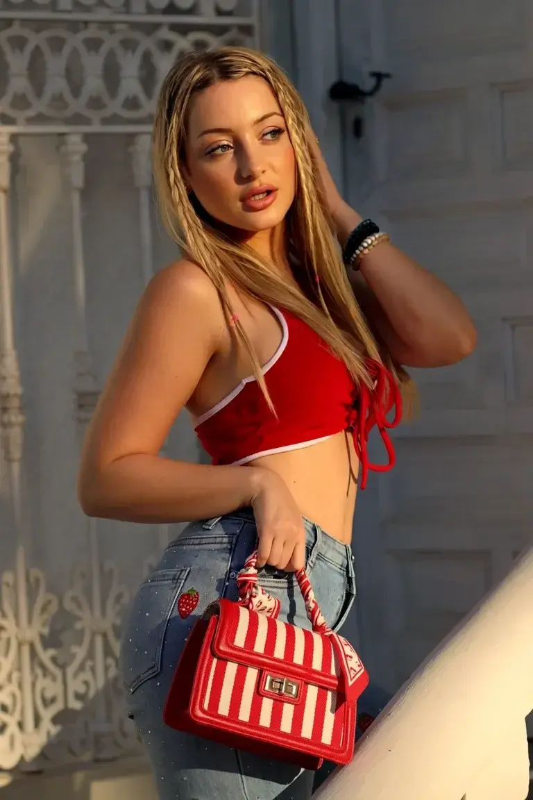 Leak & nude MYM — Bethystory : « ma tenue pour notre date :p T'aime ? » (MYM)
