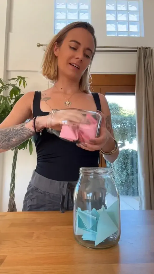 ma vidéo de cette semaine va être très chaude 😈 Prépare toi elle arrive samedi dans notre conversation 💬