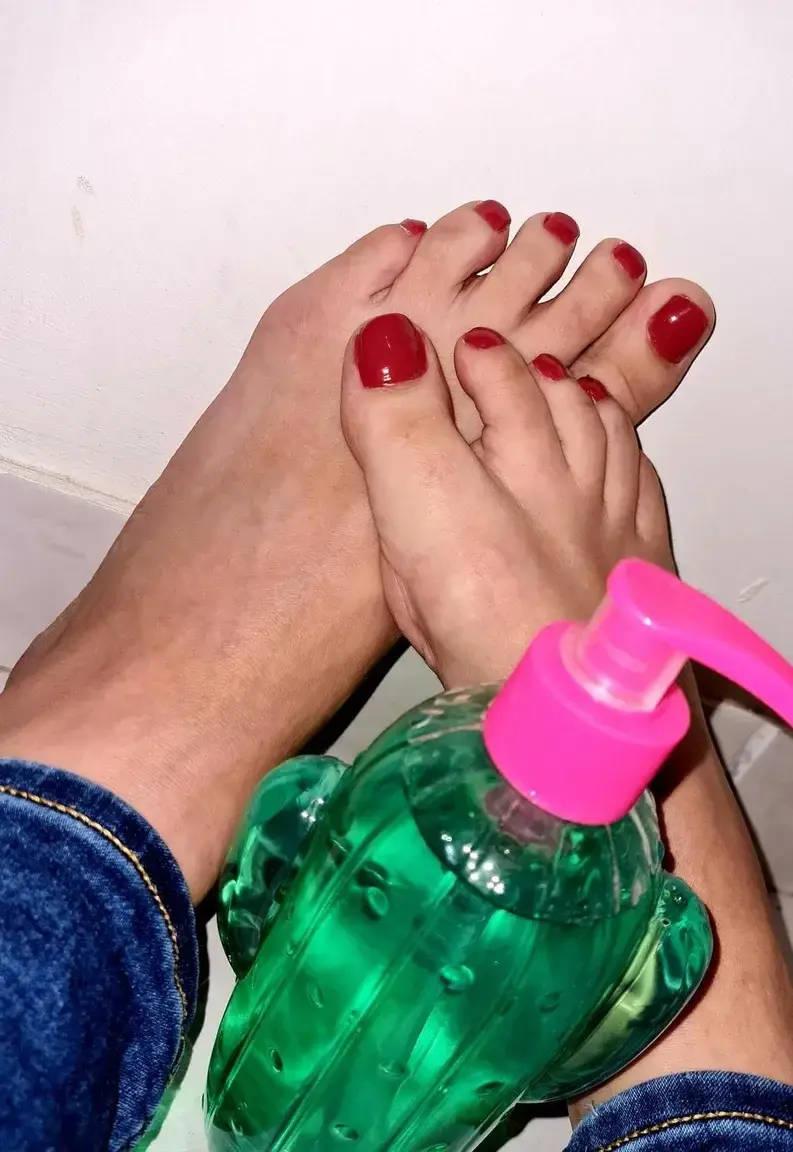 Coucou, tu veut m'aider à les nettoyer ?Les faire mousser ?Les rincer ?Les faire devenir doux ?Les embrasser ?🥵🌼Alors vient abonnés pour montrer que tu es attentionné envers moi 🌼🥵