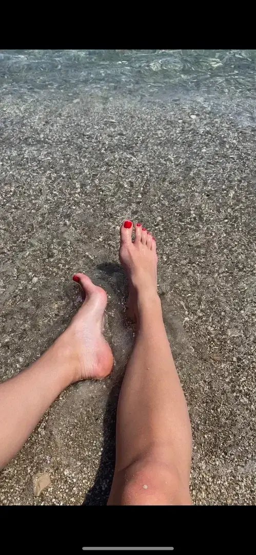 Comme tous tu rêves de finir à mes pieds 🐶 #pied#toutou