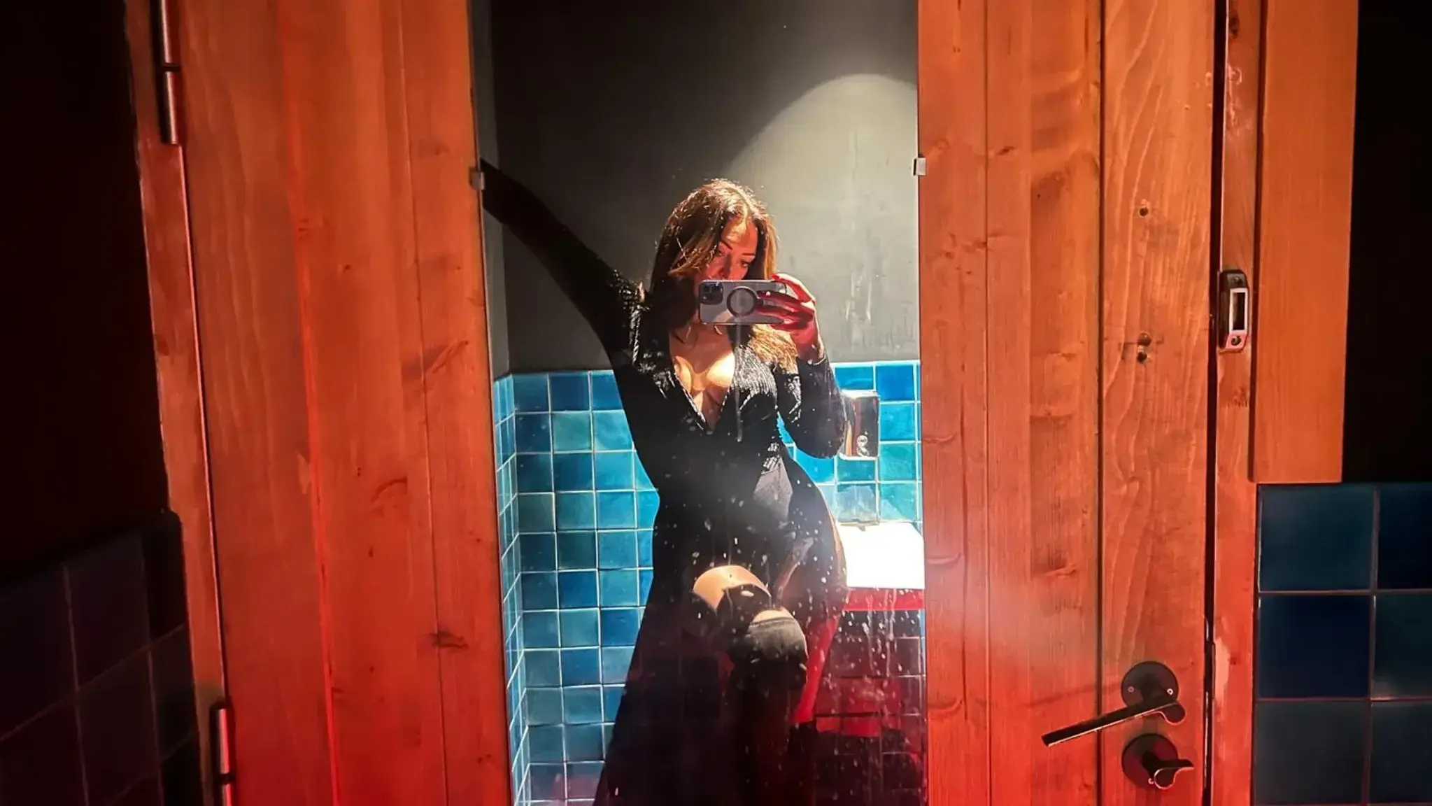 je t’attends dans les toilettes ….
