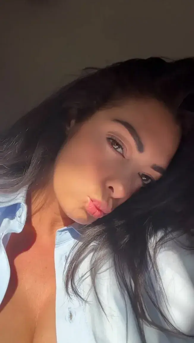 Leak & nude MYM — Emilienefnaf : « 34 degrés 🥵 tu fais quoi  ? » (MYM)