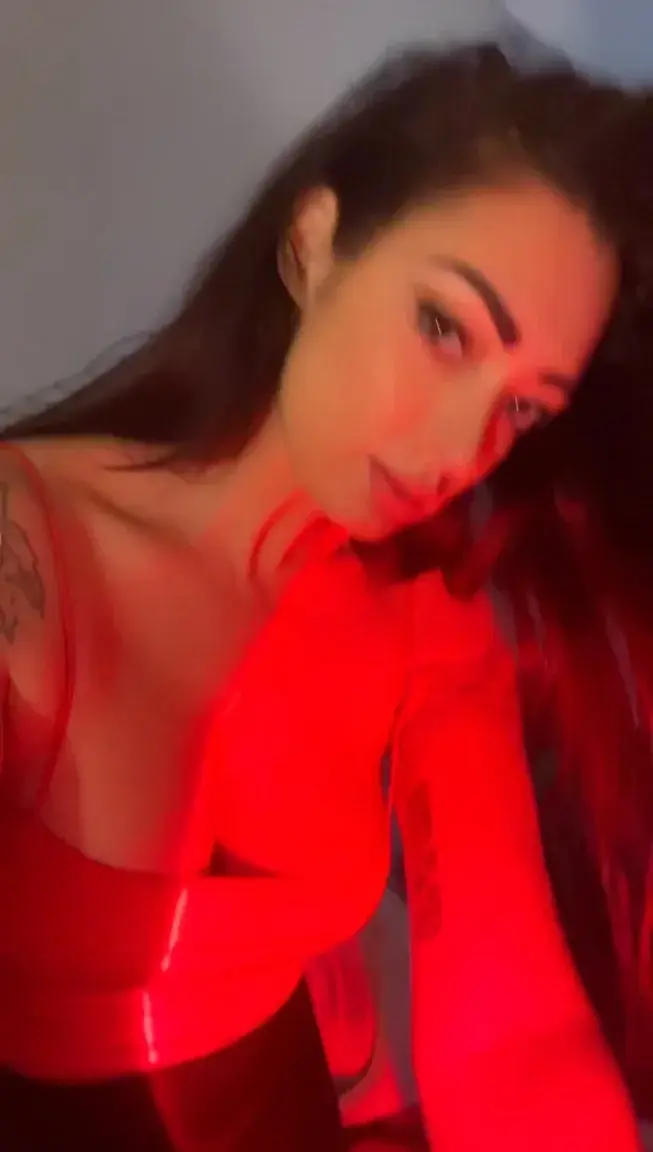 Leak & nude MYM — Emilienefnaf : « KDO90 sur l’abonnement bb 🔞KDO50 sur les médias et show privé ❤️J’étais un peu absente, mais là je suis de retour et je compte bien m’amuser avec toi … 🥵🔥 » (MYM)
