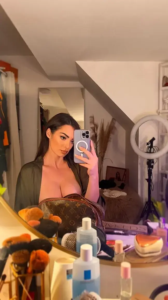 Leak & nude MYM — Emilienefnaf : « Disponible privée, viens m’écrire, n’hésite pas bb » (MYM)