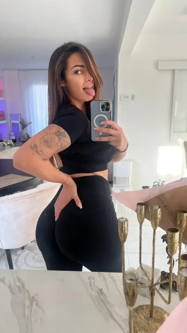 Leak & nude MYM — Emilienefnaf : « Alors tes vacances c’est comment ? » (MYM)