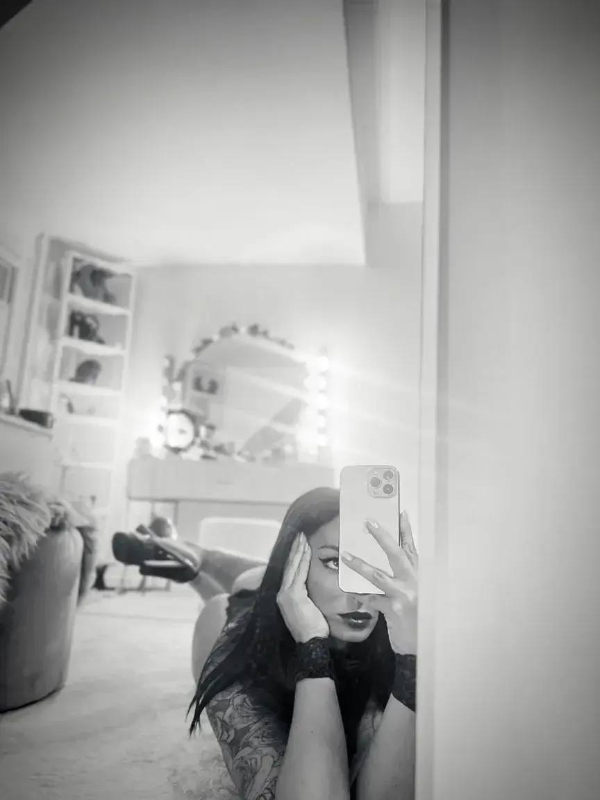 Leak & nude MYM — Emilienefnaf : « Je t’attends pour discuter …. » (MYM)