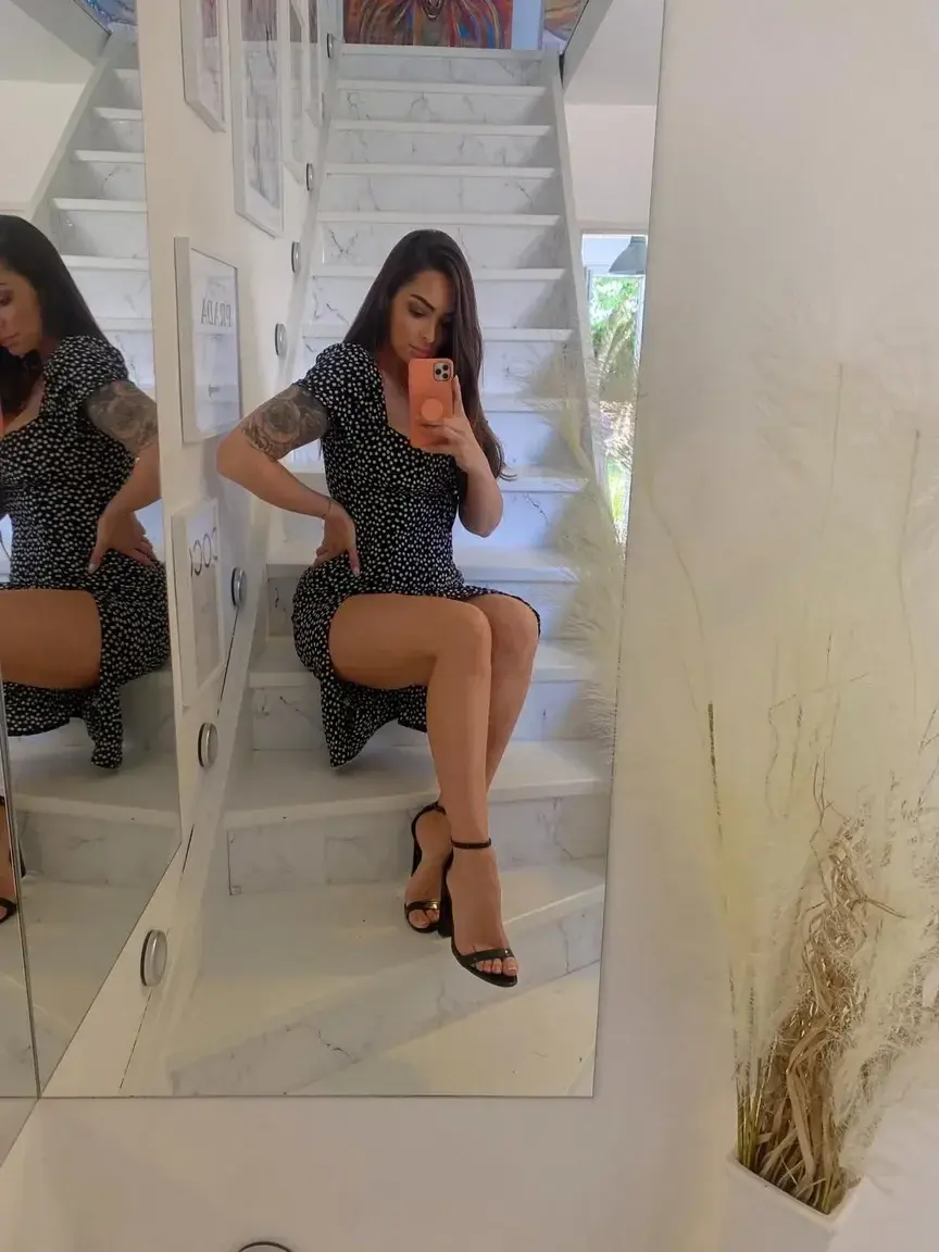 Leak & nude MYM — Emilienefnaf : « j’étais pas encore abonné, dépêche-toi de venir, je te demande ce qu’il y a en dessous de ma robe ….. » (MYM)
