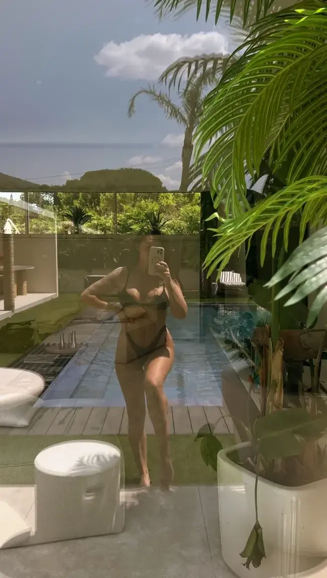 Leak & nude MYM — Emilienefnaf : « Je vais m’occuper de toutes vos demande en privé wow 😎🥹😍 c’est quelque chose … » (MYM)