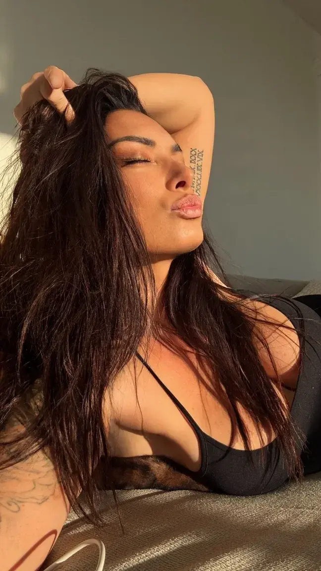 Leak & nude MYM — Emilienefnaf : « EMYMEDIA40-40% sur un média privé ou pushSEXY90ABO-90% sur un abonnementJe t’attends chéri ….  Je t’attends chéri😈😈😈 » (MYM)