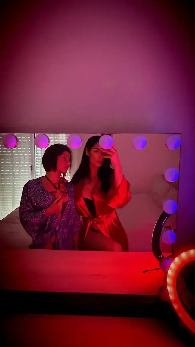Leak & nude MYM — Emilienefnaf : « Bientôt la série avec ma copine la sauvageonne 🥵😍 la c’est vraiment du LOURD 🔞 @lasauvageonne » (MYM)