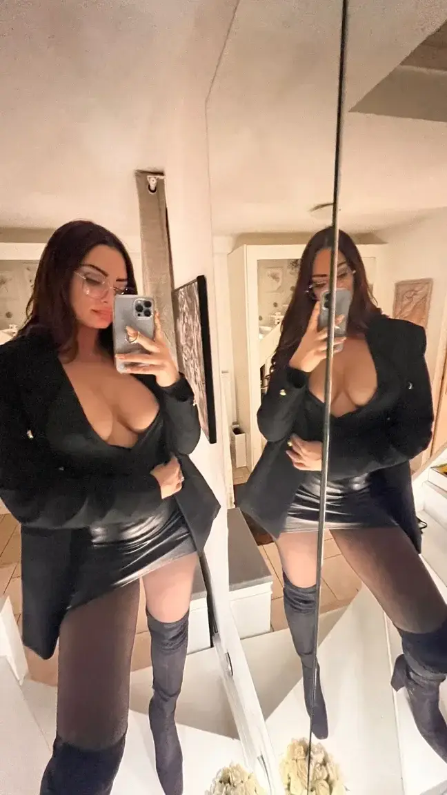 Leak & nude MYM — Emilienefnaf : « Bonne nuit ou bonjour  😘Abonne-toi -90 % » (MYM)