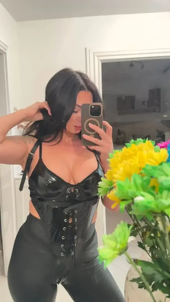 Leak & nude MYM — Emilienefnaf : « Bientôt Halloween 🎃 » (MYM)