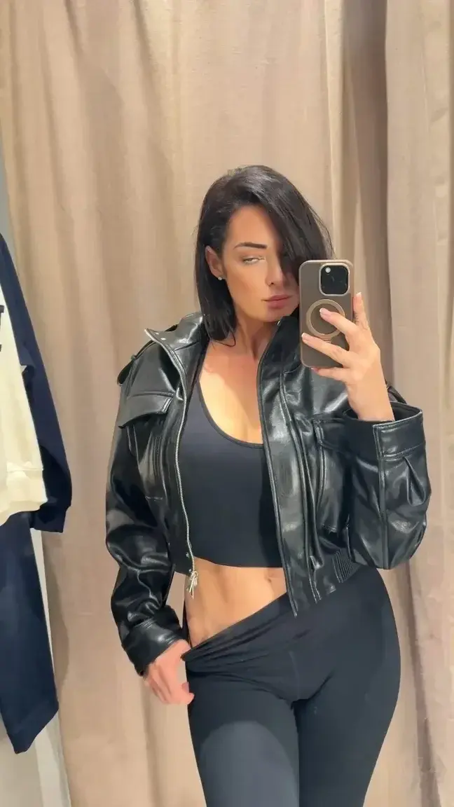 Leak & nude MYM — Emilienefnaf : « Tu veux en voir plus.  ? Viens me demander directement cheri 🥵 » (MYM)