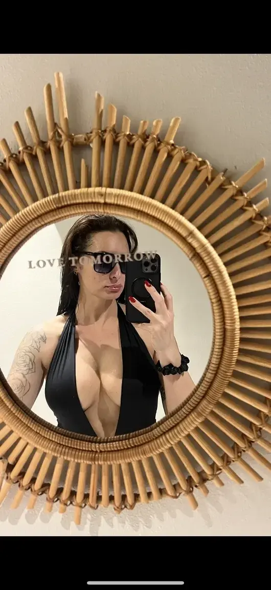 Leak & nude MYM — Emilienefnaf : « Toujours pas abonné ??? Profite du code 90 % dans ma bio » (MYM)