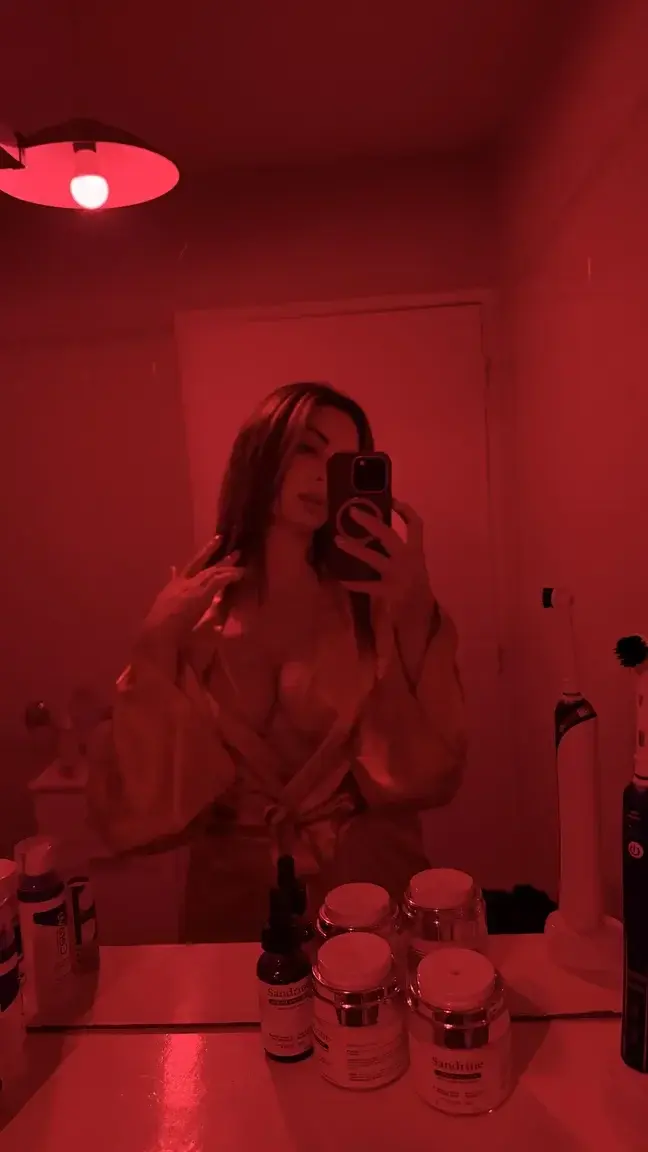 Leak & nude MYM — Emilienefnaf : « T’as pas vu mon média super chaude hier avec un mec tu vas adorer ….. 🔞😱🥵 » (MYM)