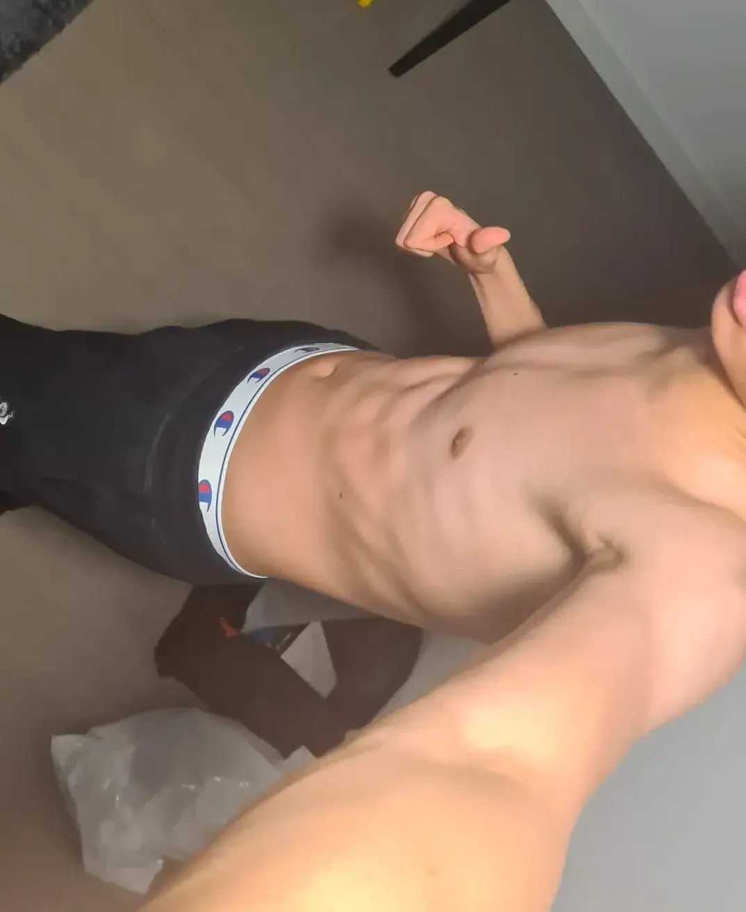 Aperçu public — Mathishot : « média » (MYM) — pas un leak