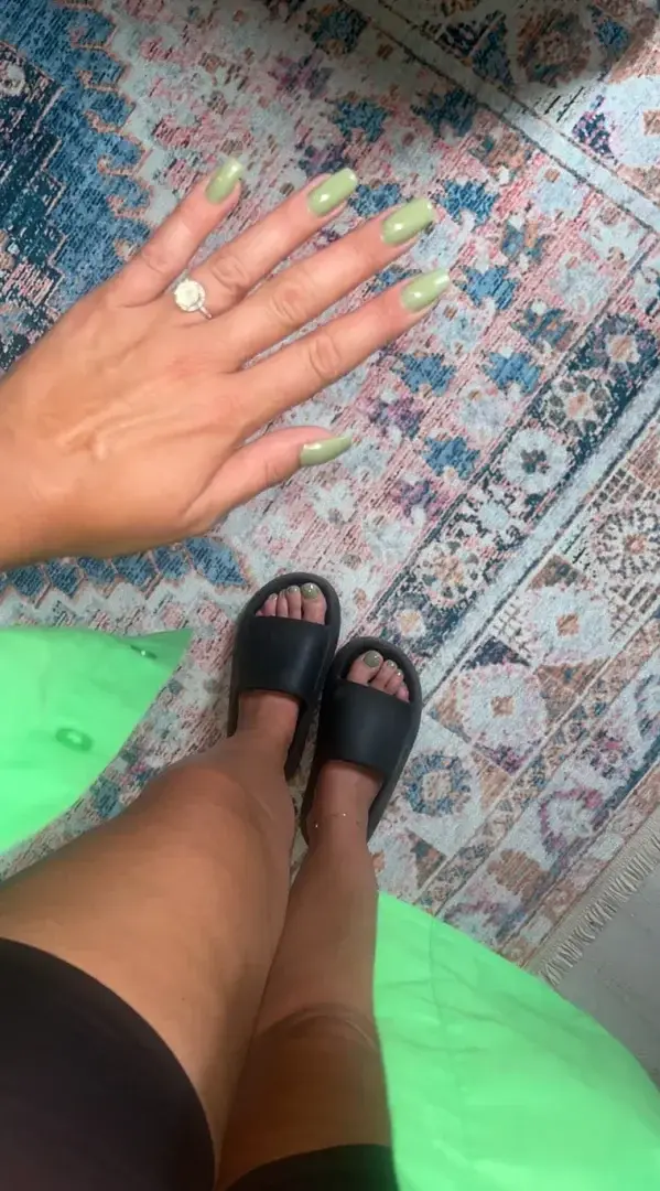 New manucure 🍃💚 #feet #fetishiste #suntan