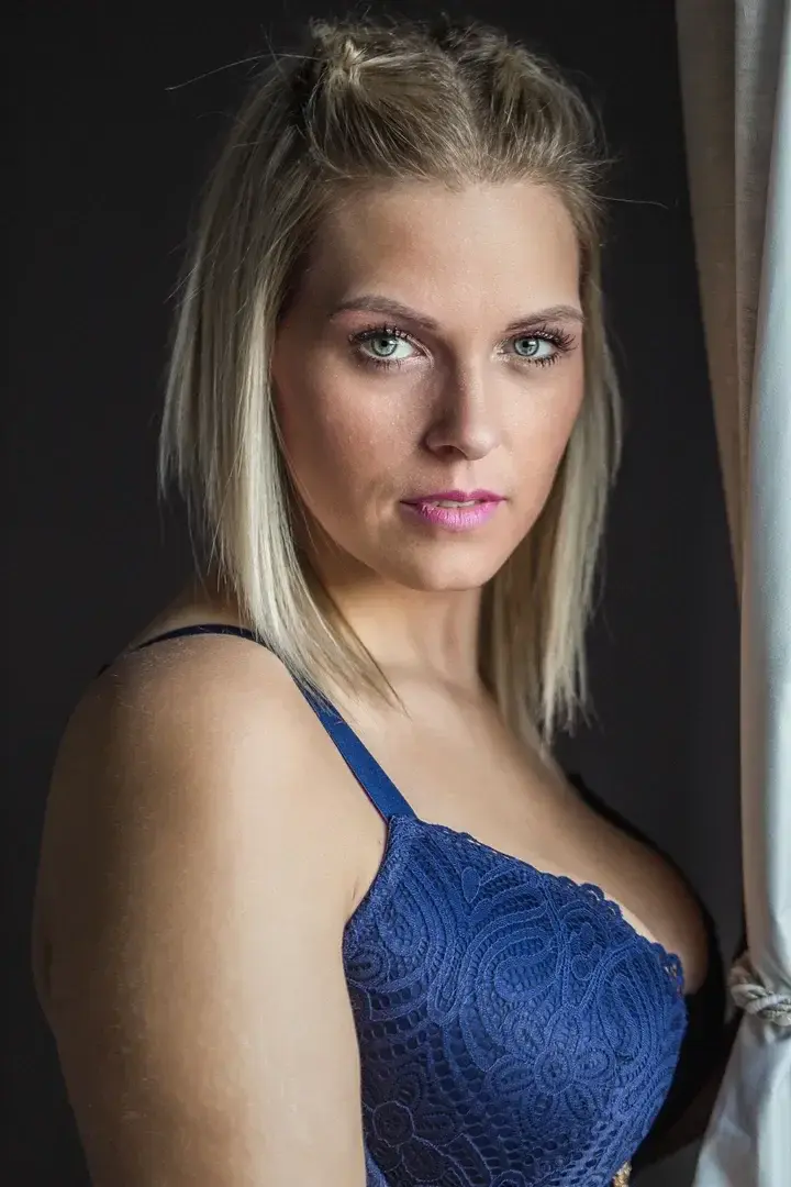 Aujourd’hui… 6 nouvelles photos avec ce bel ensemble bleu marine 💙Et moi prise sous tous les angles… 😈Si tu veux en voir encore plus… DM moi 💌✨ PROMO HABITUELLE ✨🎁 Code TMELISSA30 = -30% sur l’abonnement + 1 photo topless offerte🎥 Sans code = 3 médias bien chauds ou 1 vidéo backstage offerteAlors… tu viens voir ça de plus près ? 💙🔥