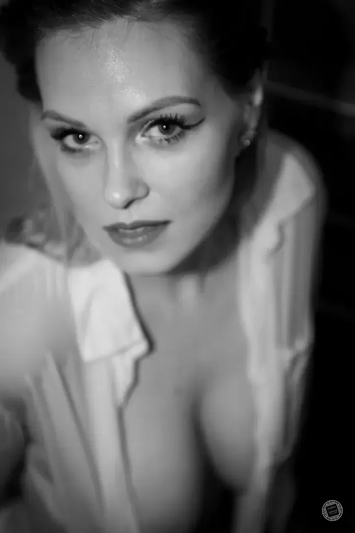 Pour ce vendredi… 4 photos TRÈS chaudes sous la douche 🚿🔥L’eau glisse, la chemise colle… puis elle finit par céder 😈Et le moment où ça tombe vraiment (et où on voit très très bien 👀)… je te l’ai envoyé en DM.➡️ Va vite checker tes messages et dis-moi quand c’est fait 😏✨ PROMO HABITUELLE ✨🎁 TMELISSA30 = -30% sur les médias + 1 photo topless offerte🎥 Sans code = 3 médias bien chauds ou 1 vidéo backstage 🍒🔥 Expérience VIPRappel : tous les mois, je sélectionne un abonné pour assister à un shooting boudoir sexy… en vrai 🔥Infos en MP