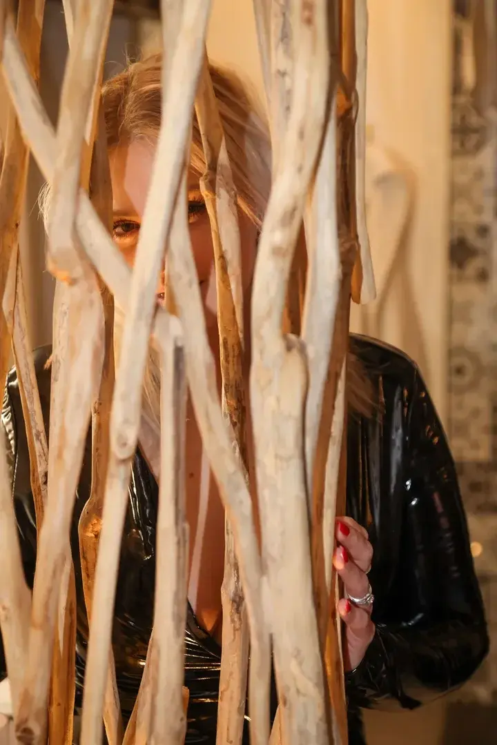 Fin de week-end… petit coucou rapide 😌Je te laisse ce shoot en robe latex noire : ça brille, ça serre juste comme il faut, et le regard fait le reste 👀🖤Tu préfères la version “cachée derrière les branches” ou la version “plein cadre” ? 😏🎁 Code TMELISSA30 = -30% sur l’abonnement + 1 photo topless offerte🎥 Sans code = 3 médias bien chauds ou 1 vidéo backstage