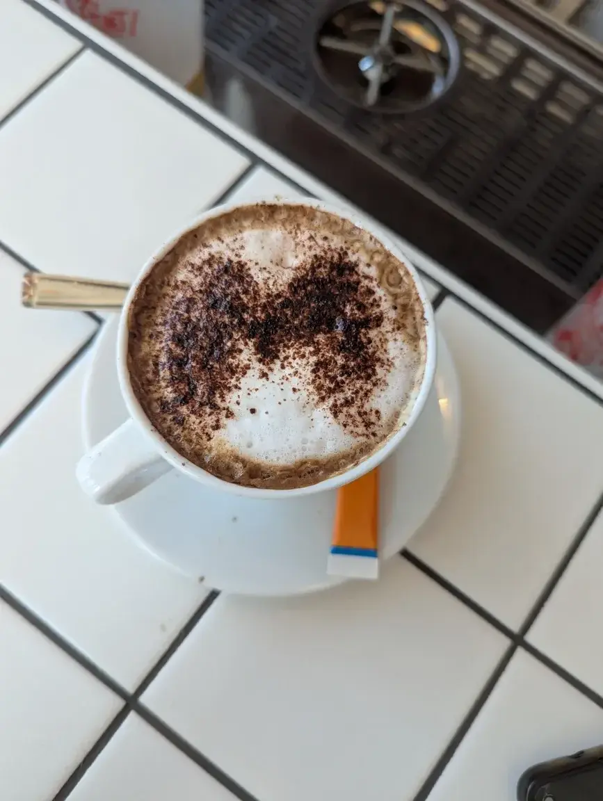 Quand le barista m'a reconnu, à votre avis, je réagis comment ?