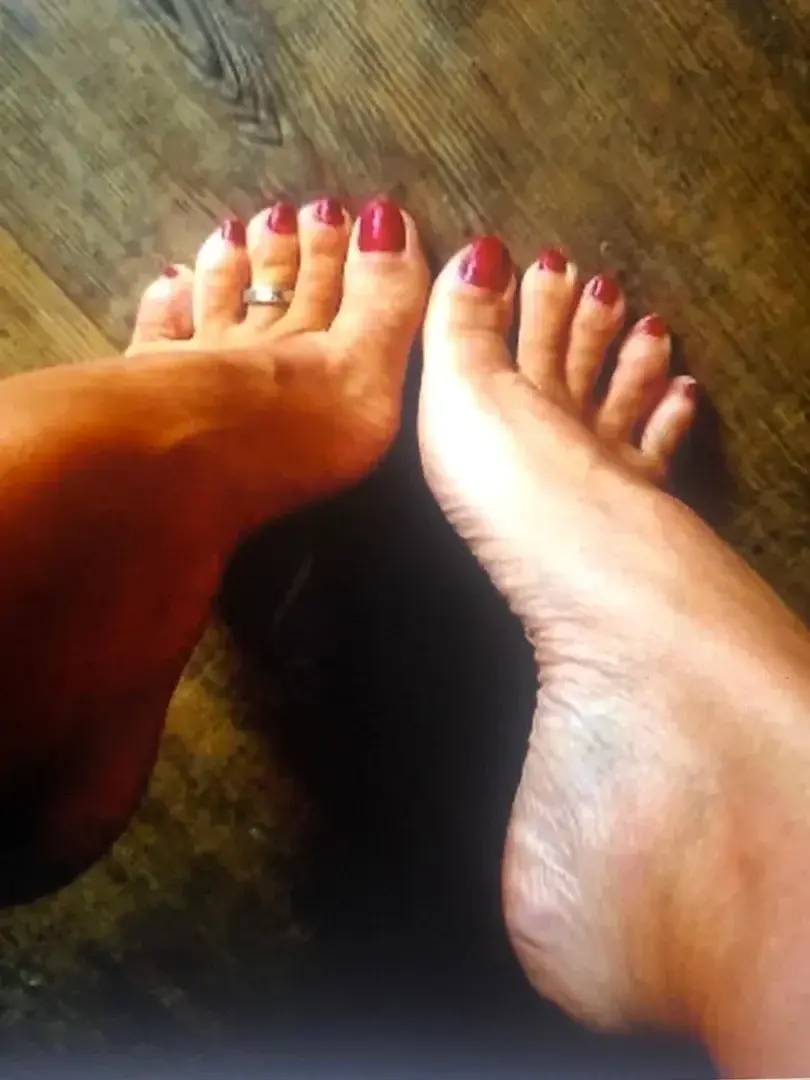 Pose très sensuel sur le parquet, avec mon vernis rouge framboise cette fois ci.Le rendu est juste magnifique 😻 rien que pour vous messieurs !🥰