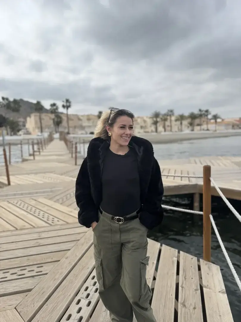 Ça te dirait une pipe sur ce pontons sur la mer?? En plein public 😱🙈