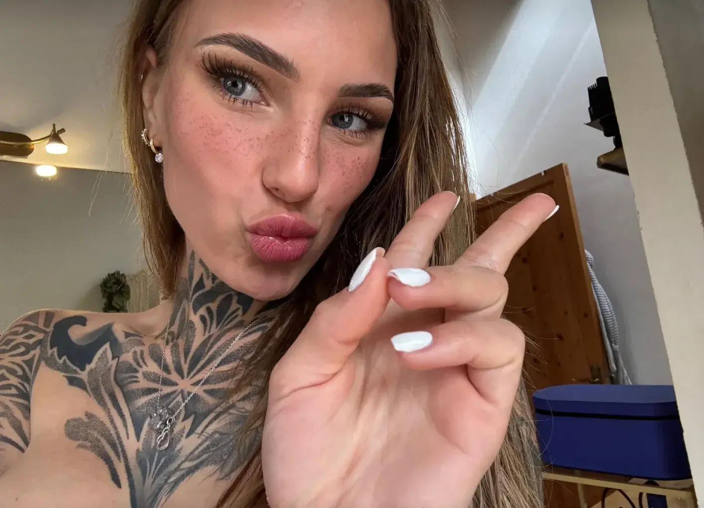 😘💋✌️