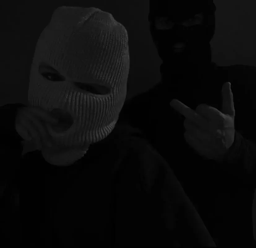 Photo de couverture de Hooded-couple