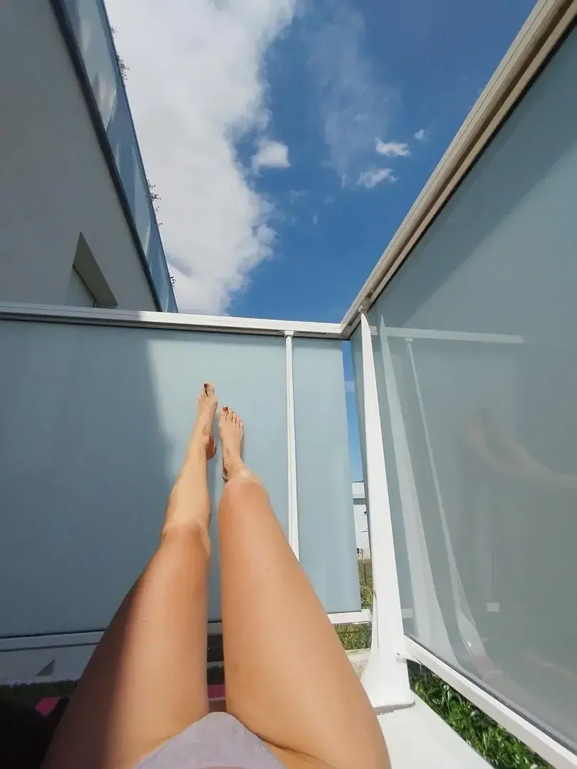 Leak & nude MYM — _mel_inconnue : « Envoyez-moi du soleil pour mes petites gambettes 🌞 » (MYM)