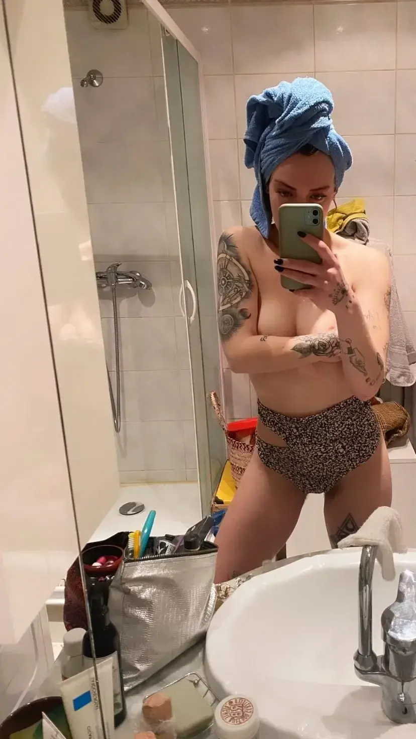 Leak & nude 2 — Emma-bovary