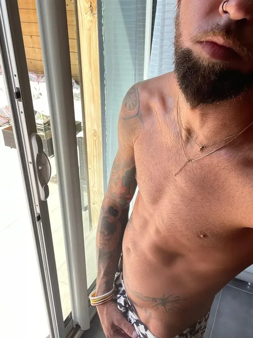 Leak & nude 3 — Exhibink