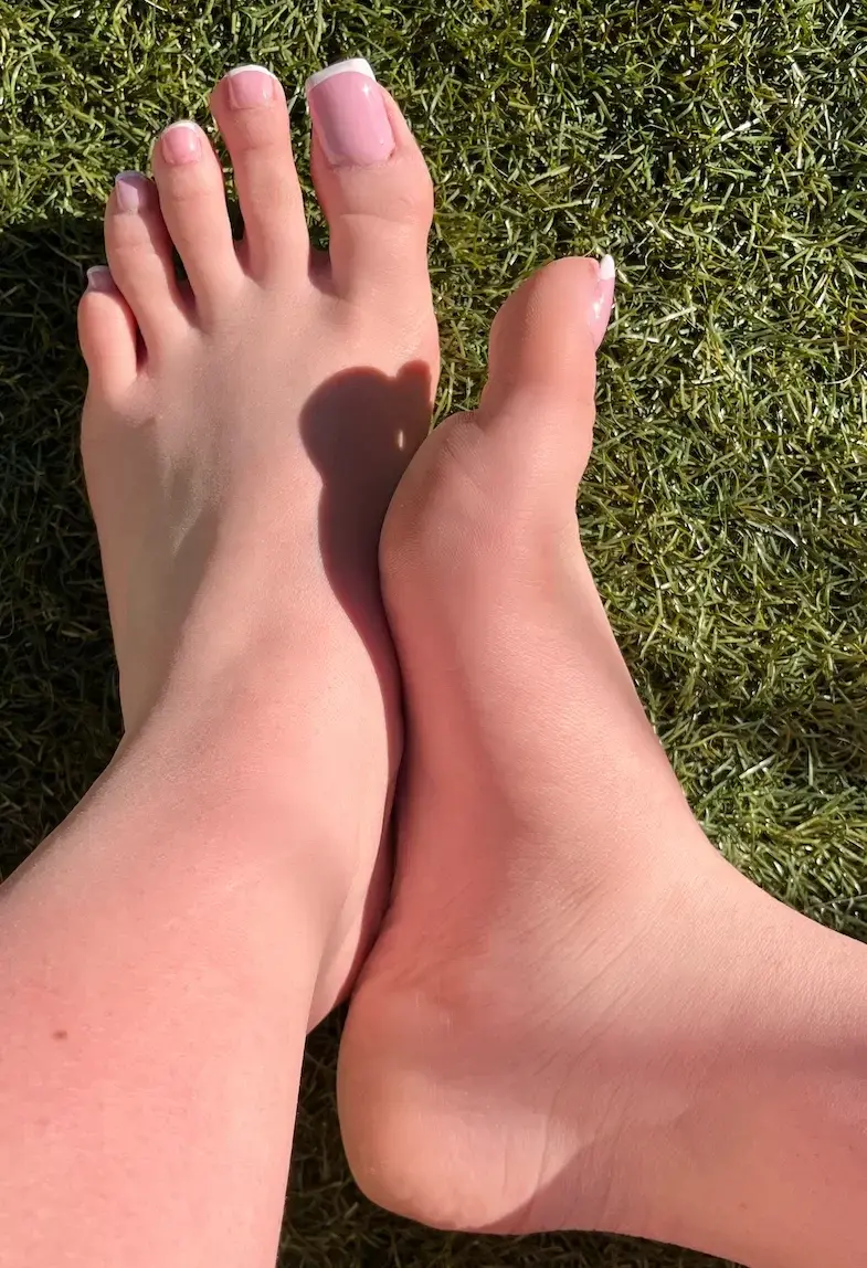 Hello mes fétish! Quoi de mieux que de sentir l'herbe entre mes orteils ?