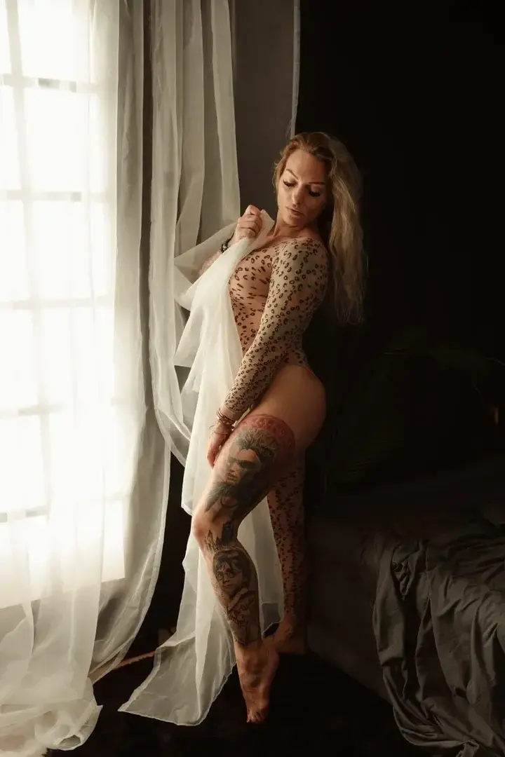 Leak & nude MYM — prissou44 : « Je n’ai jamais eu besoin d’en faire trop.Je laisse le corps parler pour moi.Approche doucement…Tu sentiras. 🐆#femmesensuelle #charme #sensualityvibes #softseduction#tattoogirl #curvesarebeautiful #leopardvibes#womanconfidence #maturebeauty #40andsexy #feminite#intimatemoments #femmedouce #bodyartlove » (MYM)