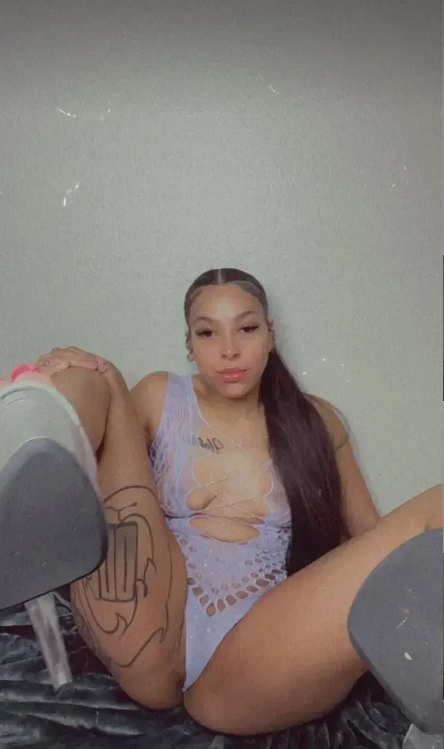 Leak public de Coquine_974 — « description de la photo » (nude) sur MYM